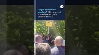 Milei se acercó a manifestantes que le gritaban “fascista” y les dijo quotDejen de defender asesinos” [upl. by Anwahsit]