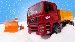 Camion giocattolo al lavoro Macchinine puliscono la neve Video per bambini [upl. by Louis]