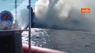 Incendio su un traghetto tra Italia e Grecia le operazioni di soccorso in mare [upl. by Lem]