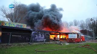 Beelden van zeer grote uitslaande brand in VelsenNoord [upl. by Lehman]