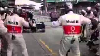 Hamilton comete um topeço no pit stop e entra na Mclaren Malaysian GP 2013 Sepang Circuit 243 HD [upl. by Aineles]