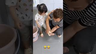 女兒不穿脫鞋的原因找到了，一不小心就變成腳環了！ 萌娃親子 funny funnybaby comedy 寶寶 funnyclips [upl. by Odranreb]