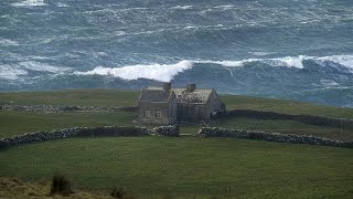 Irland und Frankreich Sturm Fergus drückt Regen landeinwärts [upl. by Tlevesoor]