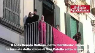 La processione sfila sotto casa del boss e il sindaco abbandona il corteo [upl. by Tahp693]