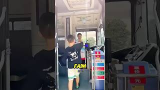 Ce garçon nourrit sa mère chaque jour dans le bus 🚌 [upl. by Nerual]