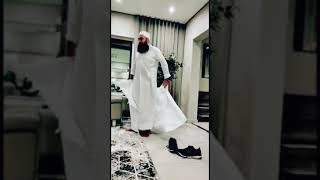 Mufti Menk shows you a simple way to wear your IHRAAM No belts no pins no knots [upl. by Annam]