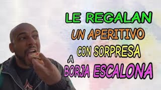 Le regalan un aperitivo con sorpresa a Borja Escalona [upl. by Ferne257]