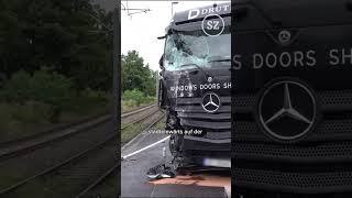 Lkw stößt in Dresden mit Straßenbahn zusammen [upl. by Selina]