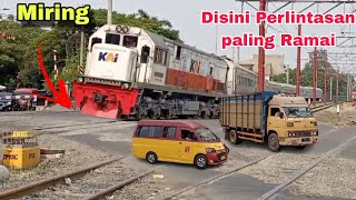 Ajib❗️Kompilasi Kereta Api Papasan di Tikungan  Perlintasan Kereta ApiRailroad crossing [upl. by Nortna]