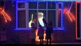 Casa na Inglaterra atrai crianças com imagem holográfica do Papai Noel [upl. by Maisey]