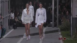 Bella Hadid y Kendall Jenner sincronizadas en la pasarela [upl. by Adis]