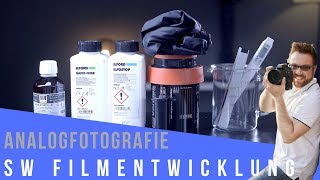 FILMENTWICKLUNG SELBST MACHEN I Schwarzweiß Filme zuhause selbst entwickeln [upl. by Nwadrebma]