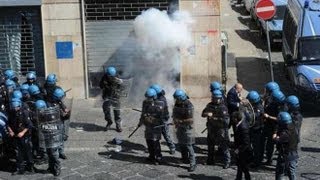 Guerriglia all Equitalia a Napoli 10 Poliziotti Feriti [upl. by Anairda]