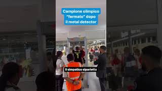 Campione olimpico fermato in aeroporto per colpa della medaglia d’oro il simpatico siparietto [upl. by Naashom577]