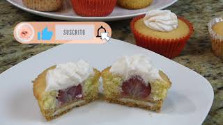 Quequitos Rellenos Glaseados con Helado de Fresa Cupcakes [upl. by Yhtac722]