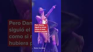 ¡No pasó nada Danna Paola sufre caída en pleno concierto y se vuelve viral [upl. by Yunick]