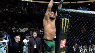 Kelvin Gastelum Invade el Territorio de Weidman [upl. by Nivrac]