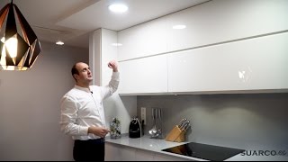 Video de cocinas pequeñas modernas con mesa comedor sin tiradores y encimera de silestone [upl. by Hollie]