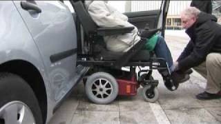 HANDI MOBIL  Adaptation de siège véhicule pour handicapés qui devient fauteuil roulant [upl. by Bergstrom]