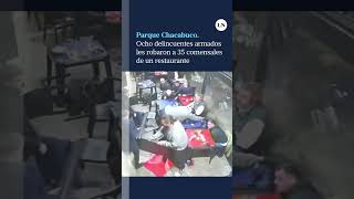 Parque Chacabuco ocho delincuentes armados les robaron a 35 comensales de un restaurante [upl. by Josephson]