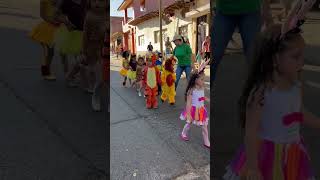 Hermosos niños disfrazados de animales en desfile de la primavera niños primavera [upl. by Enayd]