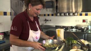 Knödel kochen mit Südtiroler Bäuerinnen Aus unserer Hand [upl. by Tehc]