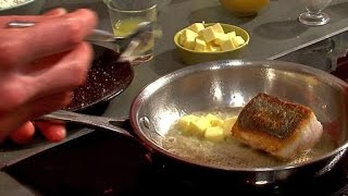 Technique de Chef  Sauter un poisson quotfaçon meunièrequot [upl. by Ehrman]