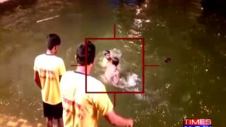 SHOCKING Kalyan Youth Tries To Drown Police Officer During Ganesh Visarjan [upl. by Brynna699]