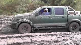 Nissan 4x4 en el barro [upl. by Ehcar]