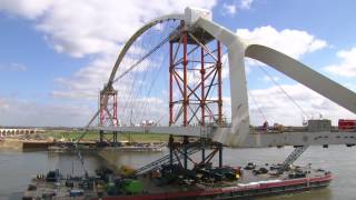 Stadsbrug Nijmegen  Invaren De Oversteek [upl. by Ydissahc831]