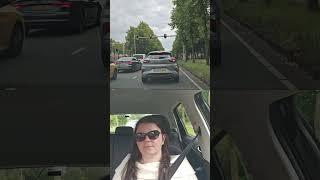 Zo rij je weg bij een verkeerslicht 🚦🚗 rijbewijs rijles rijschool [upl. by Eugirne795]