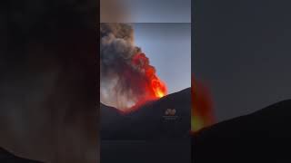 Italia activa la alerta roja por la erupción del volcán Stromboli [upl. by Tekcirk]