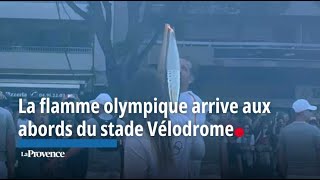 La flamme olympique arrive aux abords du stade Vélodrome [upl. by Beore]