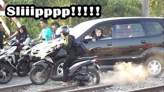 Panik Perlintasan Kereta Api quotMENGERIKAN amp BERBAHAYAquot di Citayam [upl. by Biddy]