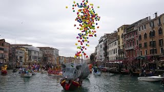 Carnaval regressa a Veneza e Viareggio por água e terra [upl. by Yrovi]