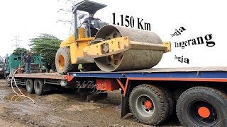 Fuso Self Loader Truck Transporting Volvo Compactor Road To Tangerang [upl. by Pliam]