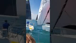 regate securite de navigation ce bateau qui mainoeuvre devant tout le monde règles de course [upl. by Hiro328]