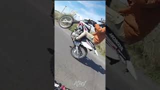 COLGANDO Honda Tornado XR 250 VS Rouser RS 200  PICADA al CORTE [upl. by Arad]