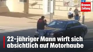 Mann wirft sich absichtlich auf Motorhaube  kronetv NEWS [upl. by Leivad744]