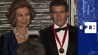 La Reina Sofía entrega Medallas de Oro a Banderas y Clinton [upl. by Delainey]