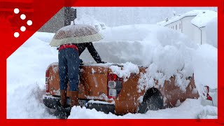 Forte nevicata in corso su Gressoney si spala la neve per liberare le auto [upl. by Riocard711]