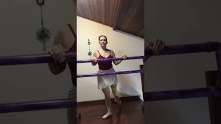 Ela decidiu fazer Ballet para melhorar de um problema no quadril [upl. by Rimidalg454]