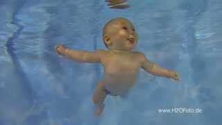 Babyschwimmen Unterwasserfotos im Babyschwimmkurs [upl. by Nidla]