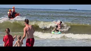 Reddingsbrigade op jetski bij vloed met hoge golven in Scheveningen Juli 2024 [upl. by Audris]