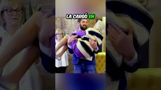 El nieto cargo a su abuela para bailar con ella 👏❤️ [upl. by El609]