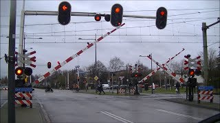 Spoorwegovergang Helmond  Dutch railroad crossing [upl. by Kancler206]