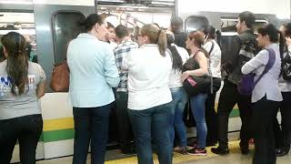 Hora pico en estaciones del metro Medellin [upl. by Lunseth]