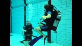 Tauchen lernenOpen Water Diver Poolstunde [upl. by Thgirw]