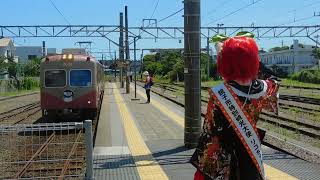 銚子電鉄の電車を出迎える銚子市特別観光大使リコちゃん [upl. by Moshell]