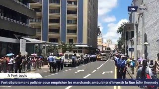 Fort déploiement policier pour empêcher les marchands ambulants d’investir la Rue John Kennedy [upl. by Ahsikahs]